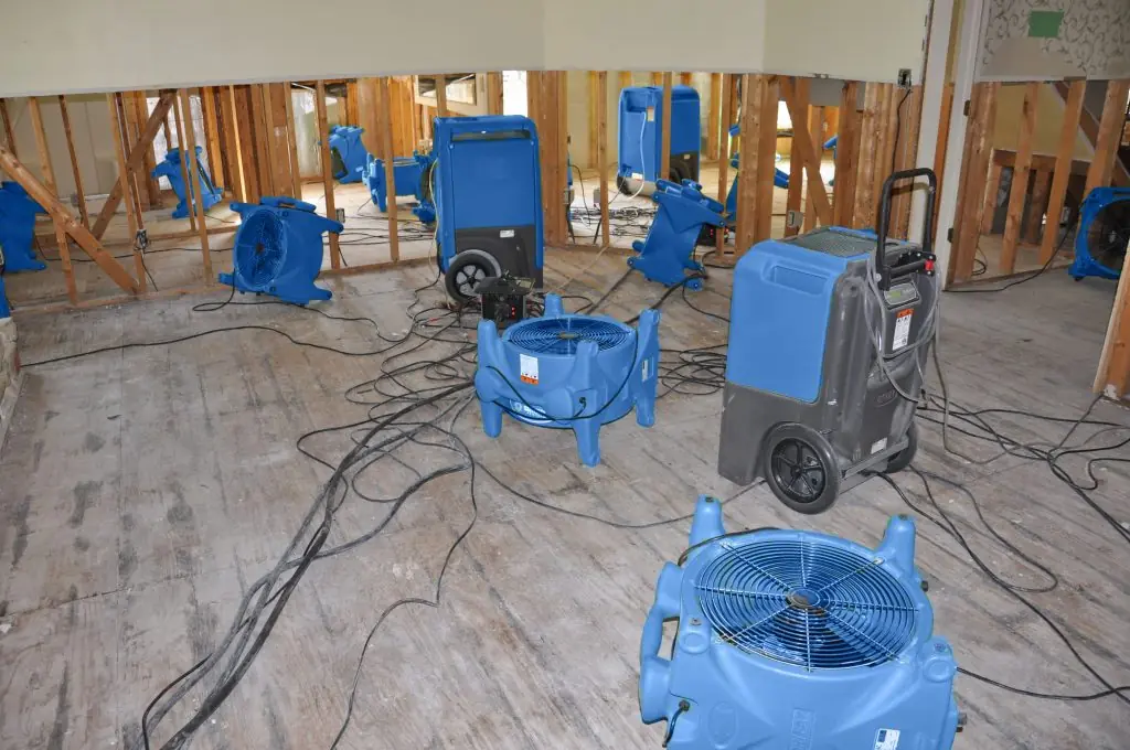 Water damage restoration crew working in Lincoln Mill Village, AL
